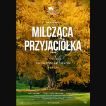 Plakat filmu Milcząca przyjaciółka, w centrum drzewo o żółtych liściach, a pod nim z lewej strony stoi człowiek.