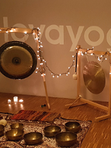 Zdjęcie przedstawia dwa gongi oraz misy leżące na podłodze