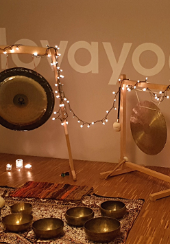 Zdjęcie przedstawia dwa gongi oraz misy leżące na podłodze