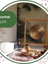 Zdjęcie dużego gongu i mis położonych na dywanie.