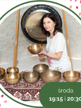 Zdjęcie artyski z misami i gongami w grocie solnej.