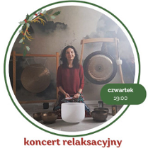 Artystka klęczy wśród mis i gongów, z boku napis czwartek 19:00, koncert rekreacyjny.