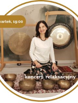 Artystka grająca na misach i gongach.