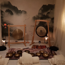 Pomieszczenie z dywanami i gongami. Na dywanach leżą misy. W tle tapeta z chmurami i ptakami. Po prawej stronie zasłona, przez którą przebija światło.