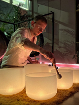 Artysta grający na kryształowych misach.