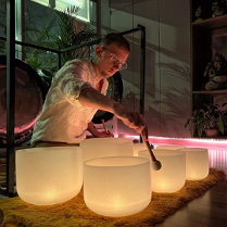 Artysta grający na kryształowych misach.