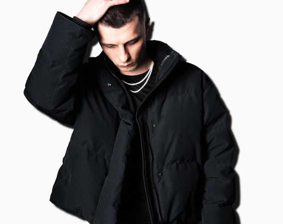 Młody mężczyzna w czarnej kurtce.