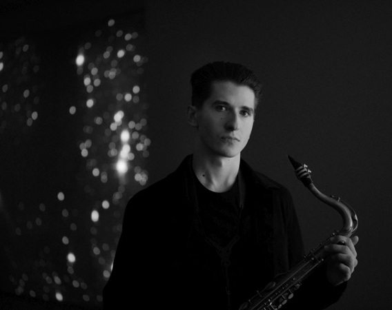 Młody mężczyzna z saksofonem.