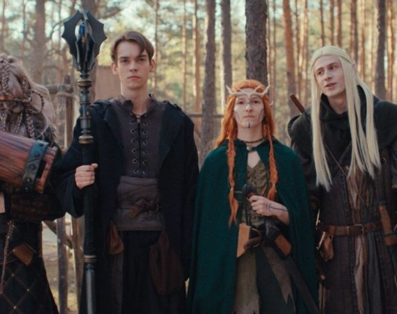 Młodzi ludzie w przebraniach postaci fantasy.