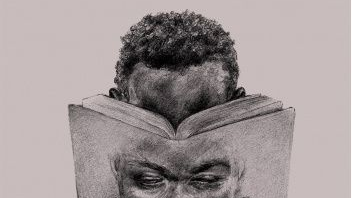 Okładka w barwach szarości, w centrum czarnoskóry mężczyzna, którego czubek głowy wygląda zza książki, którą trzyma w rękach, otwartą, a reszta twarzy pojawia się w samej książce.