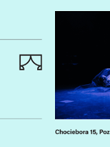 Plakat Domu Kultury zapowiadający wydarzenie teatralne w Sali Koncertowej; po prawej stronie znajduje się scena oświetlona na niebiesko, na której leży postać przykryta półprzezroczystą tkaniną. Na plakacie widnieje adres: Chociebora 15, Poznań.