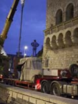 Montaż szarego autobusu (element wystawy) przed CK Zamek