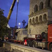 Montaż szarego autobusu (element wystawy) przed CK Zamek