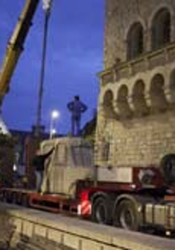 Montaż szarego autobusu (element wystawy) przed CK Zamek