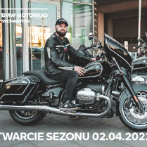 Mężczyzna siedzący na motocyklu przed salonem BMW.