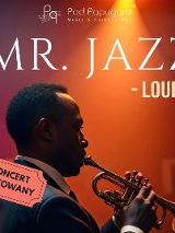 Saksofonista podczas gry, obok napisy informujące o wydarzeniu.