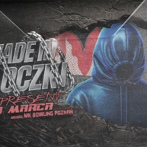 Informacje o koncercie rapera Muchy i gości o tytule Made in bloczki, po prawej rysunek zakapturzonej postaci w niebieskiej bluzie stojącej przed blokiem.