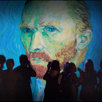 Grupa wycieczkowa robi zdjęcie portretu Van Gogha.