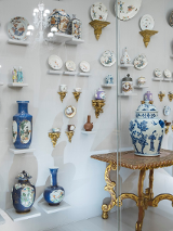 Ozdobne naczynia: wazony, talerze, figurki.