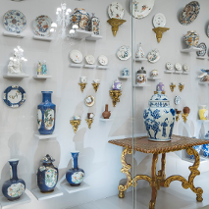 Ozdobne naczynia: wazony, talerze, figurki.