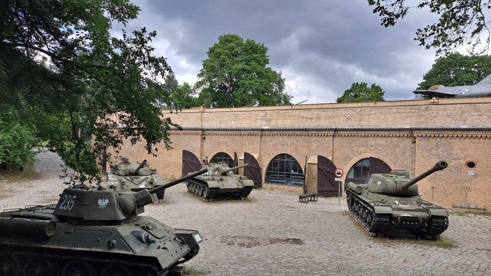 Cztery czołgi z pozoru bardzo do siebie podobne, stojące obok siebie w plenerze.