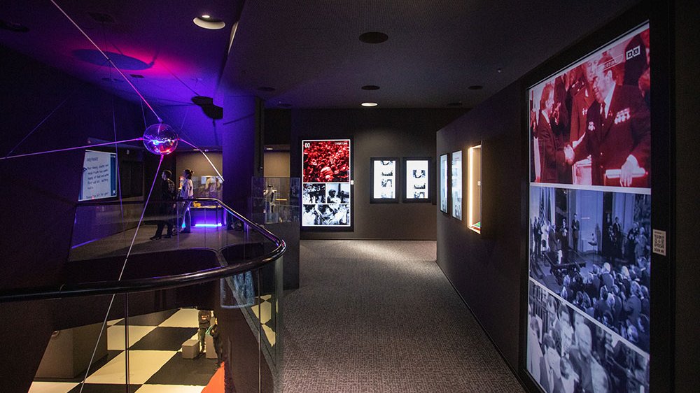 Wnętrze Muzeum Zimnej Wojny z widocznym satelitą Sputnik