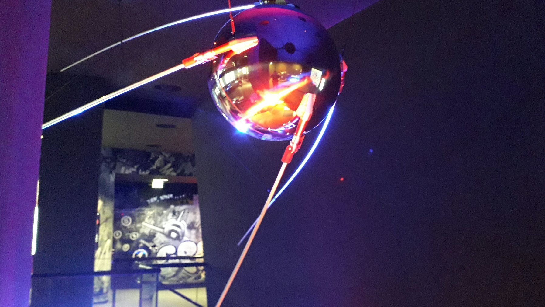 Jeden z eksponatów Muzeum Zimnej Wojny, radziecki satelita kosmiczny "Sputnik" (replika)