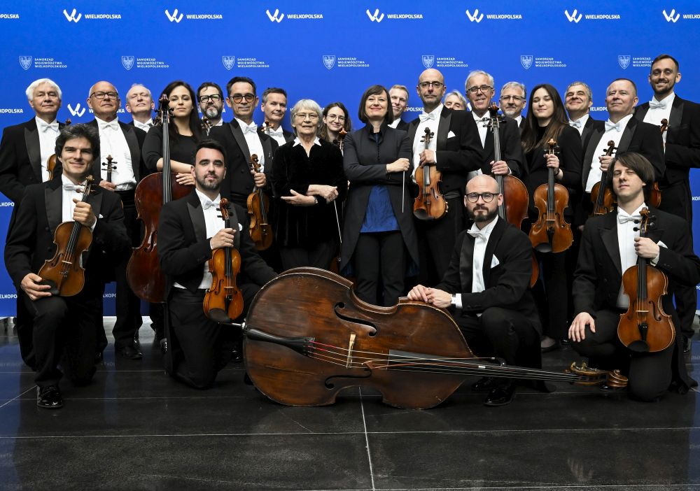 Muzycy orkiestry na zdjęciu grupowym.