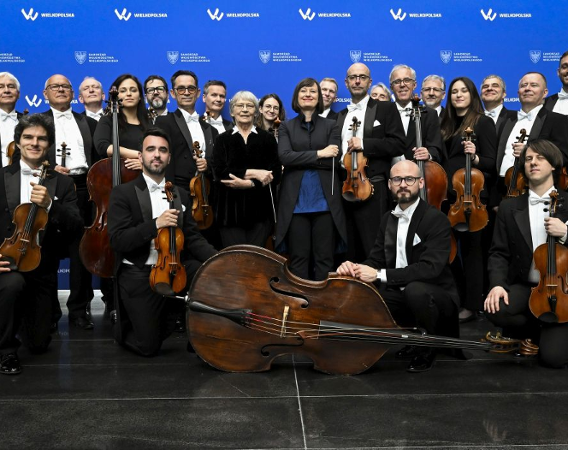 Muzycy orkiestry na zdjęciu grupowym.