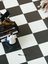 muzyk gra na fortepianie