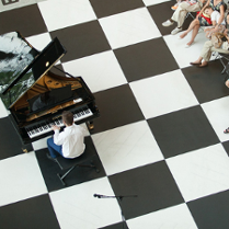 muzyk gra na fortepianie