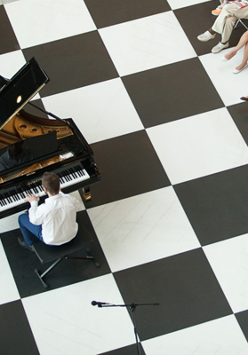muzyk gra na fortepianie