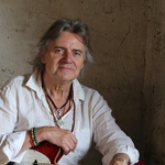 Muzyk z gitarą