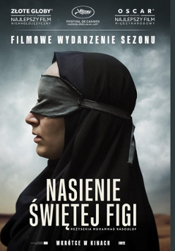 Kobieta w ciemnym ubiorze z opaską na oczach, zwrócona lewym profilem. Informacje o filmie.