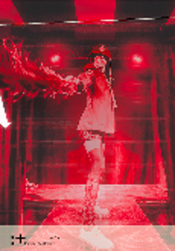 Obrazek informje o spektaklu Nasza racja. Widać na nim postać na scenie, oświetloną czerwonymi światłami.