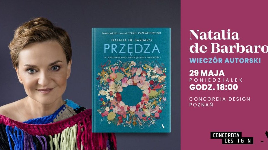 Uśmiechnięta autorka w kolorowym ponczo patrzy prosto w obiektyw, obok okładka jej książki "Przędza" i informacja o spotkaniu autorskim w Poznaniu.