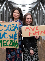Dwie kobiety trzymające transparenty.