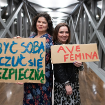 Dwie kobiety trzymające transparenty.