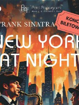 Mężczyzna z saksofonem na tle nowojorskich wieżowców rozświetlonych w obliczu nocnego nieba.