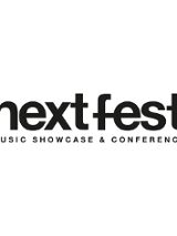 Białe tło z czarnym napisem: "Next fest music showcase & conference".