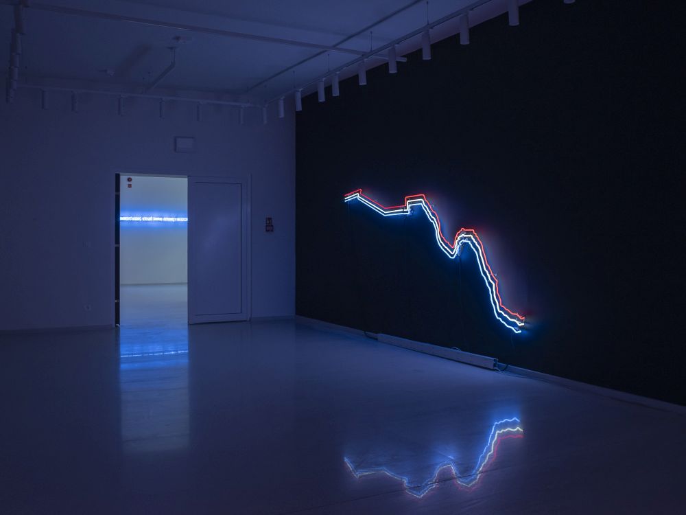 Nieregularne neonowe linie w trzech kolorach.