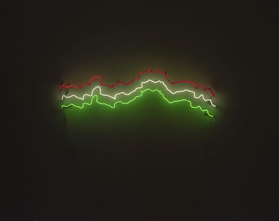 Nieregularne neonowe linie w trzech kolorach.