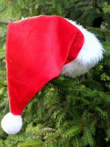 Grupa osób stojących w kilku rzędach, ubranych w jednakowe, czerwone stroje stroje. Powyżej tytuł wydarzenia, poniżej informacje zawarte w treści artykułu. W dolnym lewym rogu widać zdjęcie Kościoła Świętego Franciszka w Poznaniu.