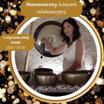 Osoba grająca na misach i gongach, dookoła rozświetlone tło.