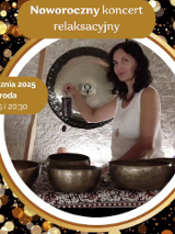 Osoba grająca na misach i gongach, dookoła rozświetlone tło.