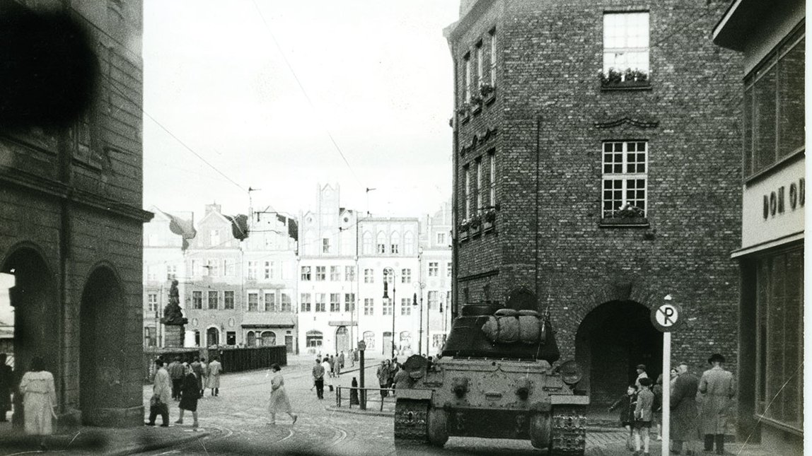 Skrzyżowanie ulic Paderewskiego i Szkolnej, w tle Stary Rynek, fot. P. Schaffer