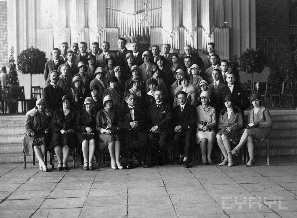 Feliks Nowowiejski (w pierwszym rzędzie piąty z lewej) wśród członków chóru Harmonia, 1929 rok. Fot. archiwum rodziny Nowowiejskich (cyryl.poznan.pl) - grafika artykułu