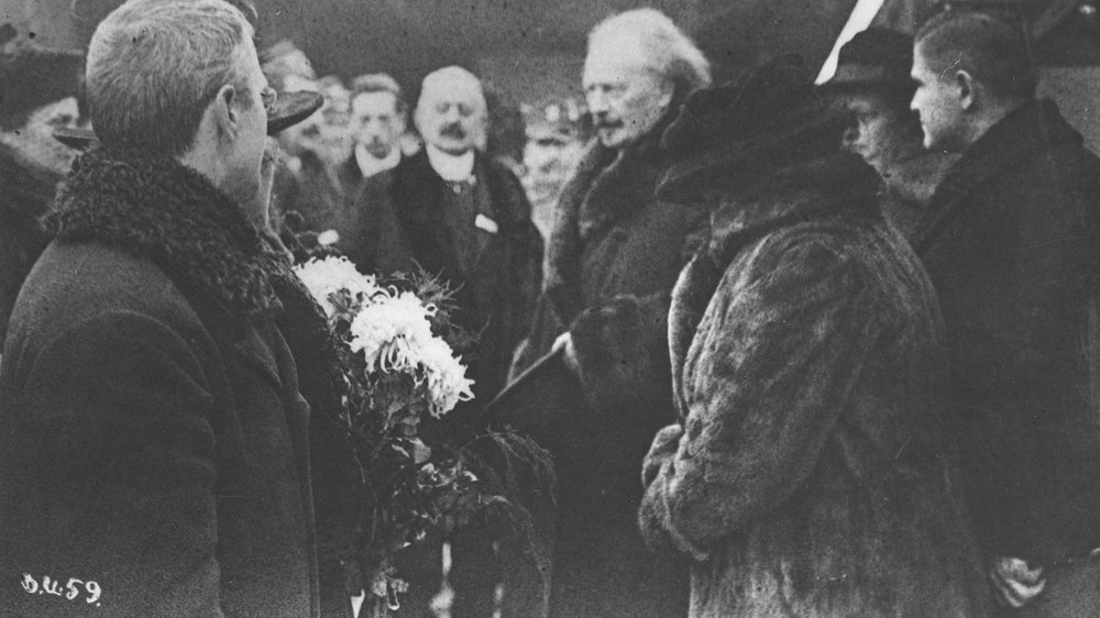 Ignacy Jan Paderewski wśród osób witających go na dworcu, 27.12.1919, w pierwszą rocznicę powstania wielkopolskiego, fot. Narodowe Archiwum Cyfrowe
