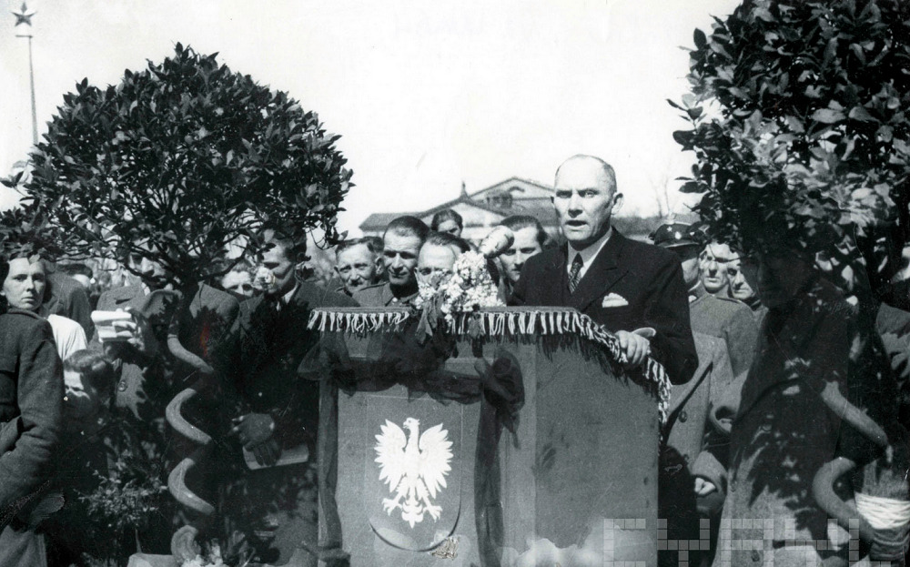 Prezydent Poznania Feliks Maciejewski przemawia na tzw. pl. Stalina (obecnie plac Mickiewicza), 1945 r. Fot. Zbigniew Zielonacki / cyryl.poznan.pl - grafika artykułu