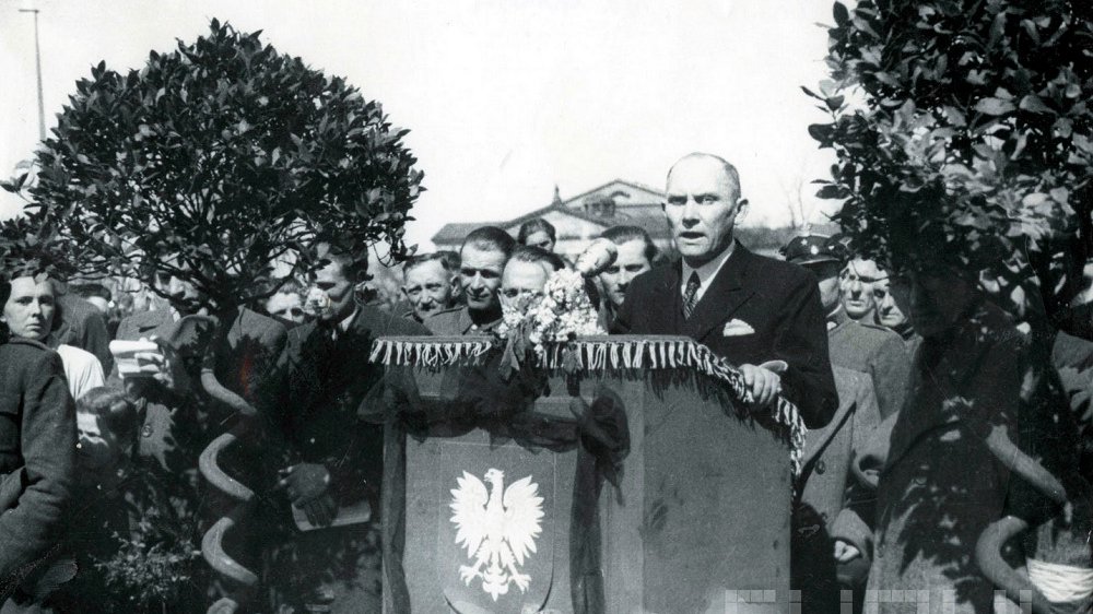 Prezydent Poznania Feliks Maciejewski przemawia na tzw. pl. Stalina (obecnie plac Mickiewicza), 1945 r. Fot. Zbigniew Zielonacki / cyryl.poznan.pl